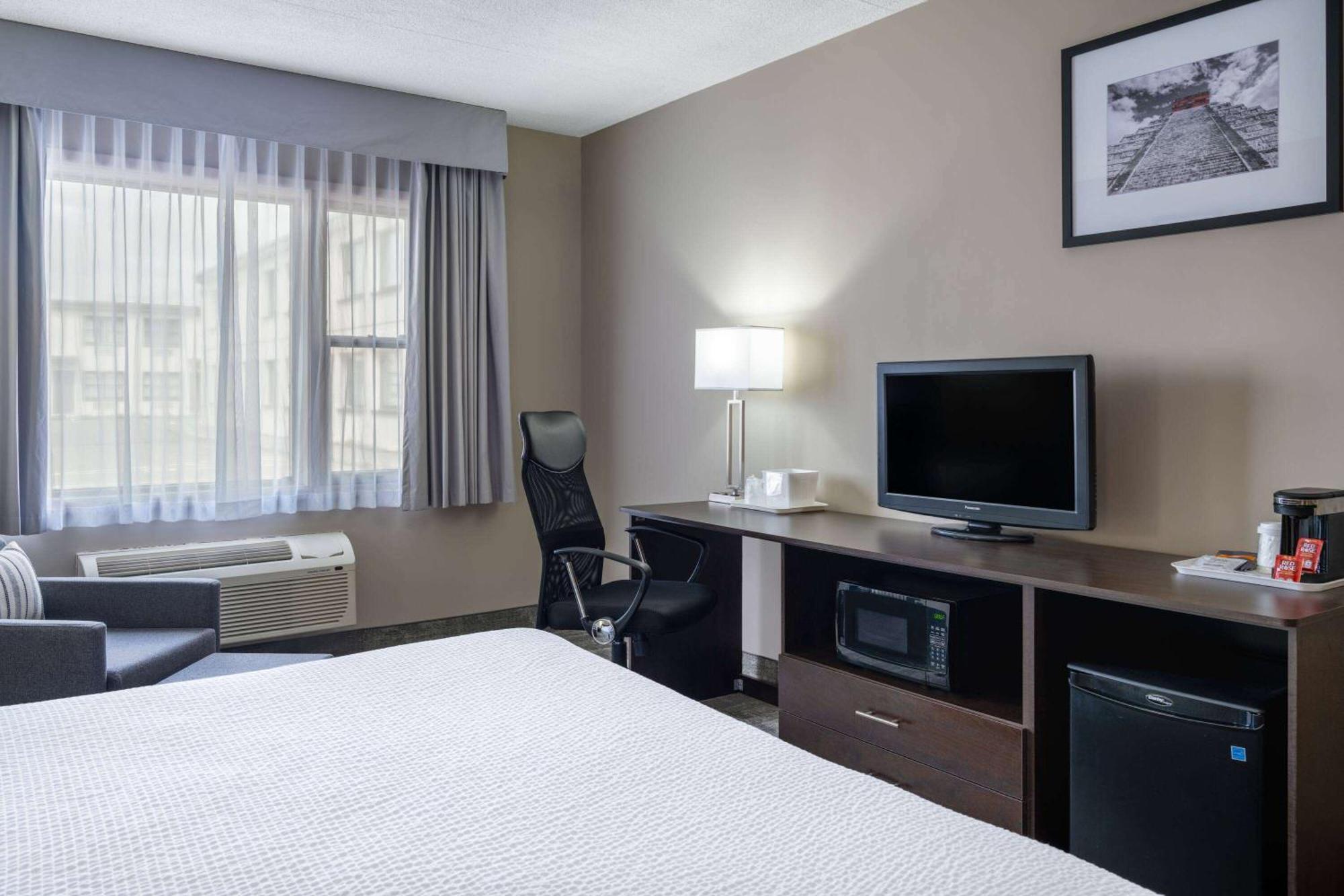 Ramada By Wyndham Thunder Bay Airlane Hotel Zewnętrze zdjęcie