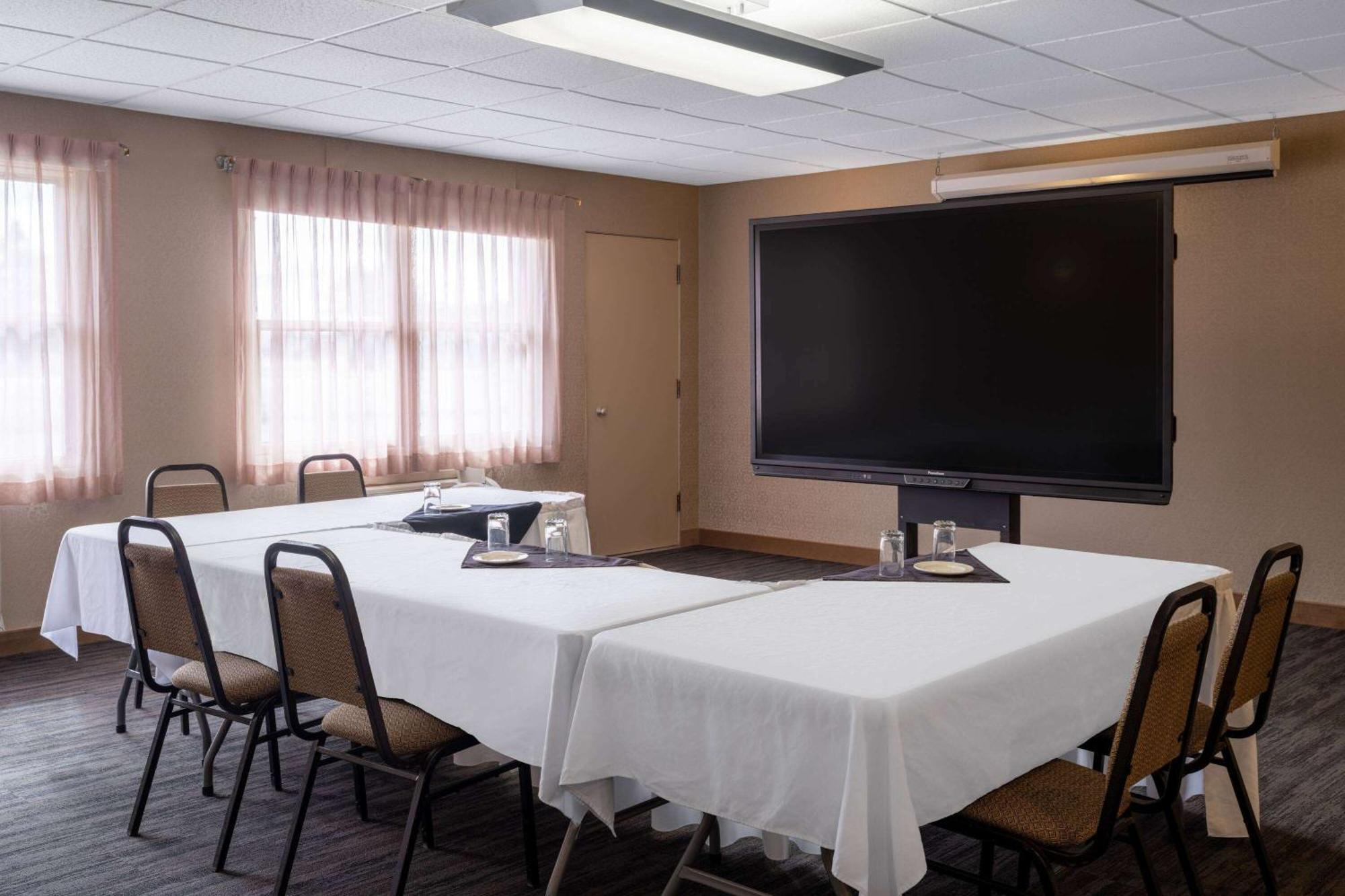 Ramada By Wyndham Thunder Bay Airlane Hotel Zewnętrze zdjęcie